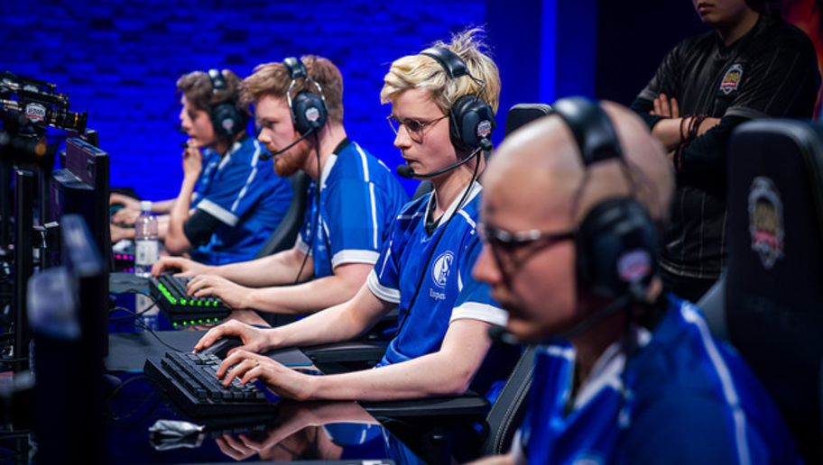 Deutsche Glasfaser partners with FC Schalke 04 - Esports Insider