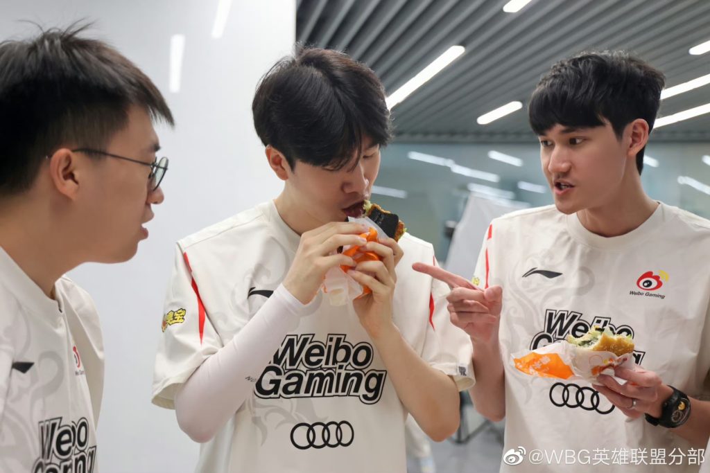 Weibo Gaming players eating Burger King burgers