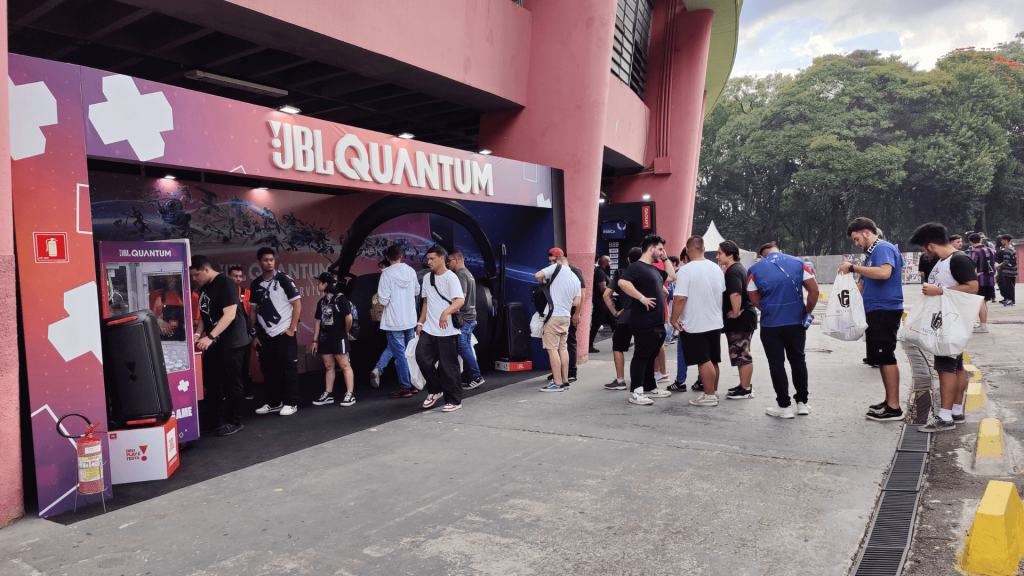 Crowd at the JBL quantum sponsor activation at the Six Invitational 2024 in Sao Paulo