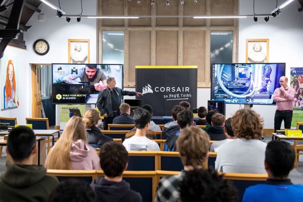 Andy Paul, CEO de Corsair, presenta a los estudiantes en una escuela